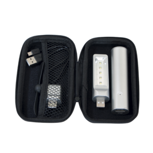 A2494, Kit de accesorios con batería portátil 2200 mAh, lámpara LED y mini ventilador. Incluye estuche y cable de carga.