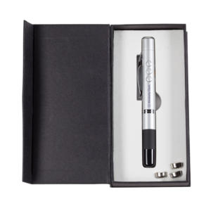 LS5887, Apuntador láser y controlador para adelantar o atrasar presentaciones digitales, con dispositivo USB remoto para recibir la señal en IR (infrarrojo). Se debe apuntar hacia el dispositivo para su funcionamiento. Baterías incluidas. Presentación: caja en color negro.