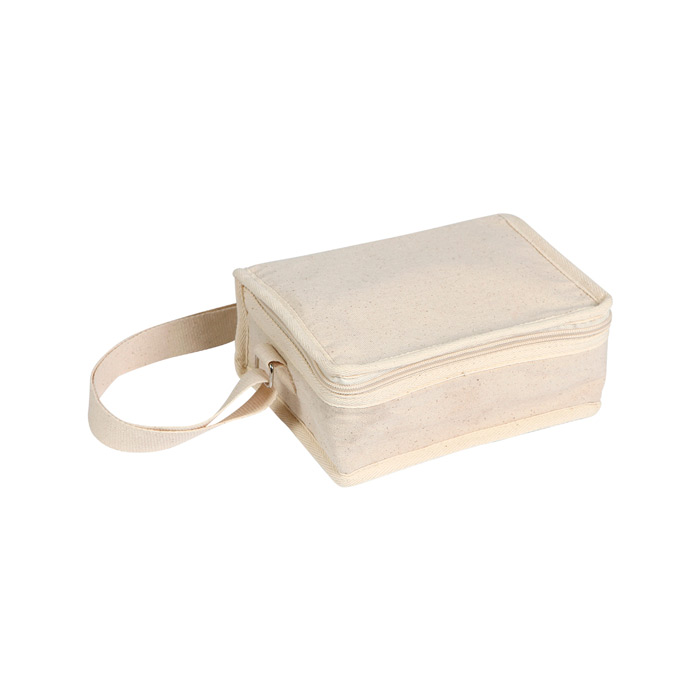 TX-199, Bolsa Bedano. Bolsa hielera de algodón con cierre y correa, incluye recipiente con acabados de bambú, resorte sujetador de cubiertos y cubiertos de plástico.